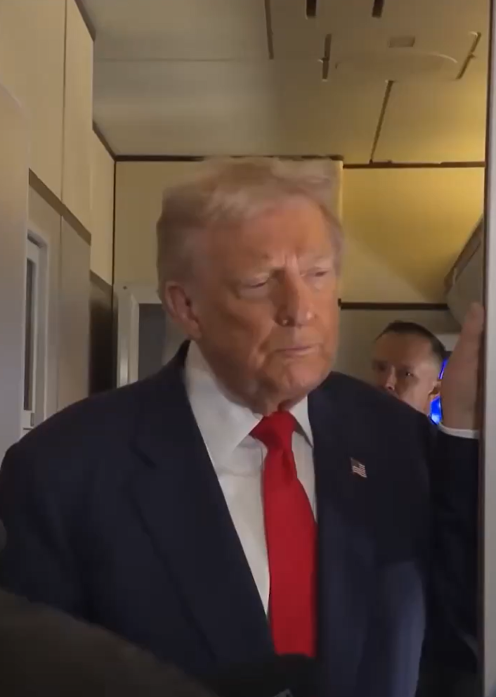 Imagen de "Hay informes que indican que usted está considerando realizar ataques dentro de Venezuela. ¿Es cierto?"

@POTUS
 : "No, no es cierto."